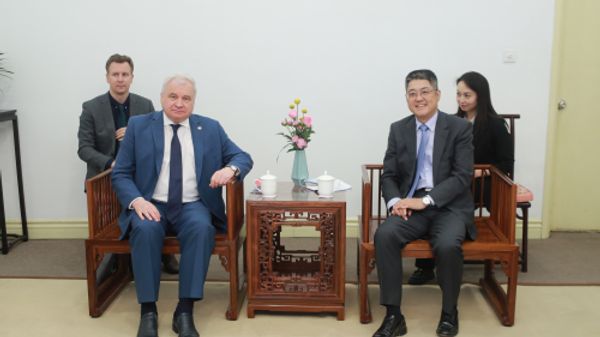 China's deputy foreign minister Le Yucheng meets Russian ambassador Andrey Denisov - Sputnik International