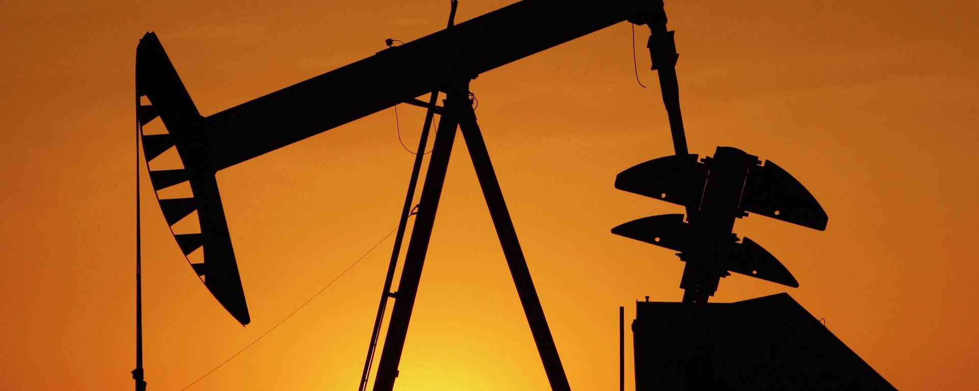 A pump jack is silhouetted against the setting sun in Oklahoma City on March 22, 2012. - Sputnik International, 1920, 05.10.2022