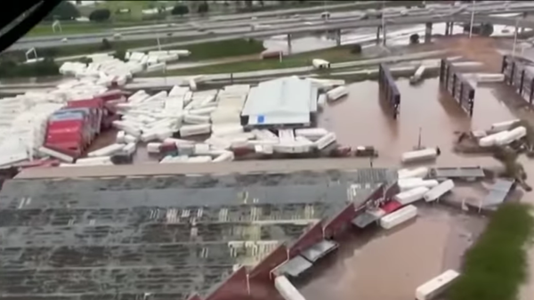 Shipping containers piled up by floodwaters in Durban, South Africa, following torrential rains in April 2022. - Sputnik International