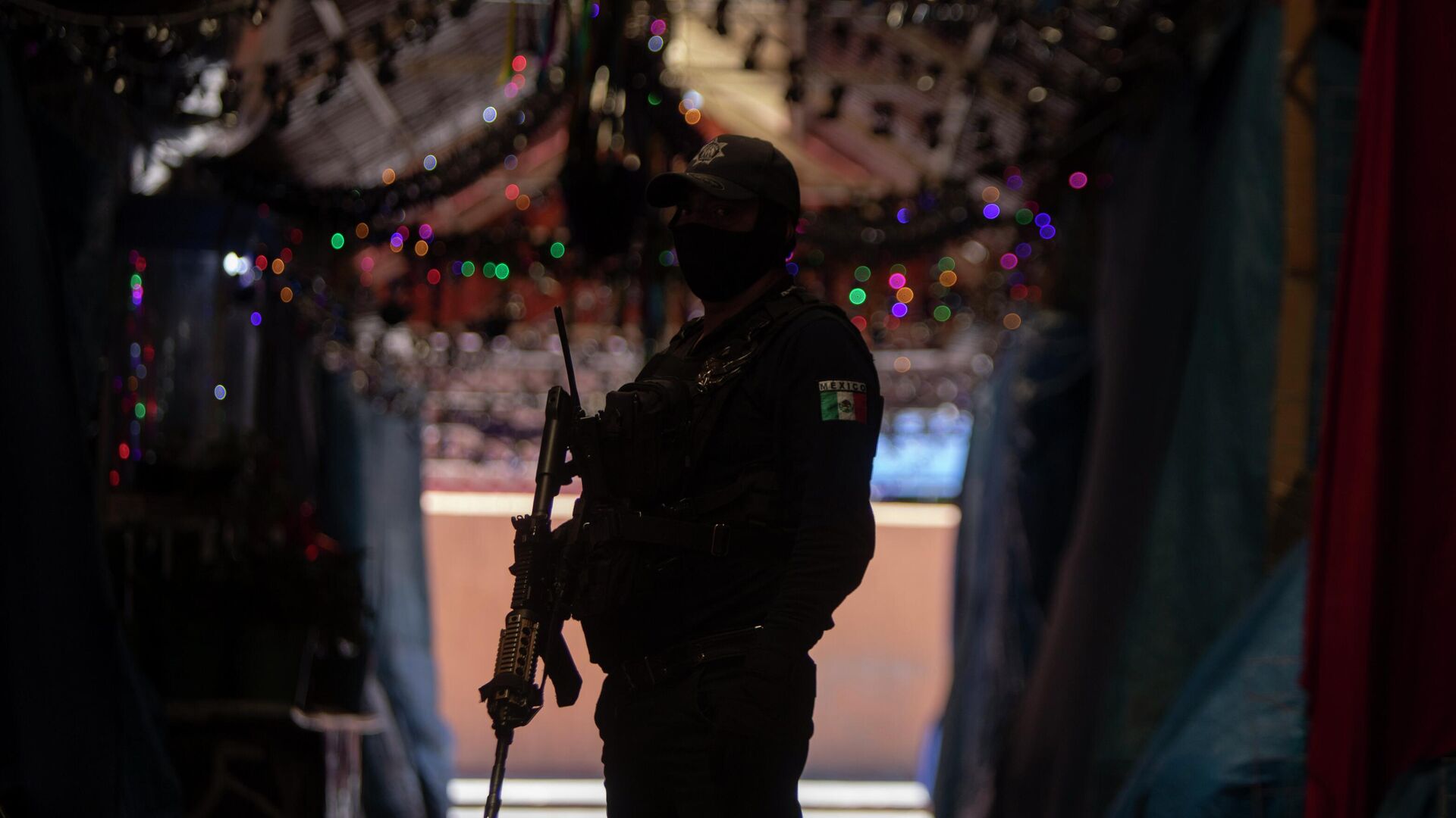 A police officer stand near the area of a massive shootout in Parangaricutiro, Mexico,Thursday, March 10, 2022. Authorities in the avocado-growing zone of western Mexico said five suspected drug cartel gunmen have been killed in a massive firefight between gangs. - Sputnik International, 1920, 19.04.2022