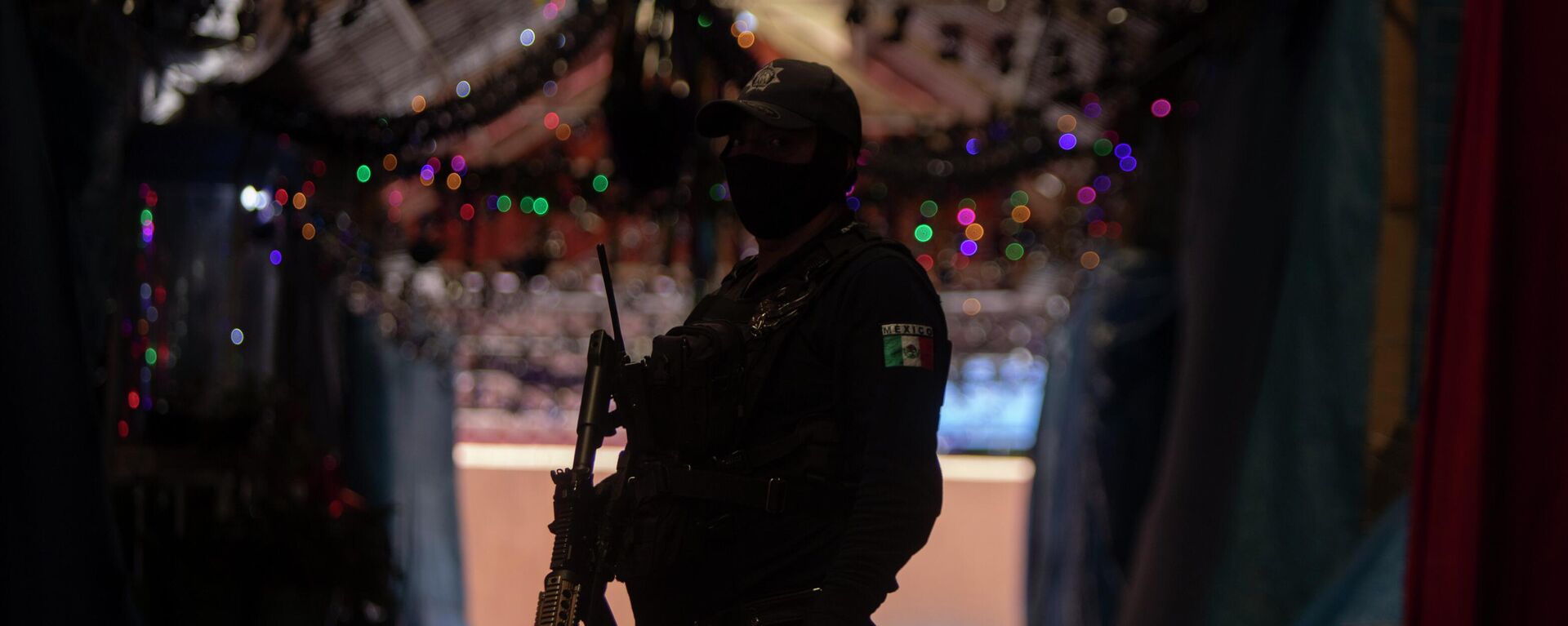 A police officer stand near the area of a massive shootout in Parangaricutiro, Mexico,Thursday, March 10, 2022. Authorities in the avocado-growing zone of western Mexico said five suspected drug cartel gunmen have been killed in a massive firefight between gangs. - Sputnik International, 1920, 06.08.2022