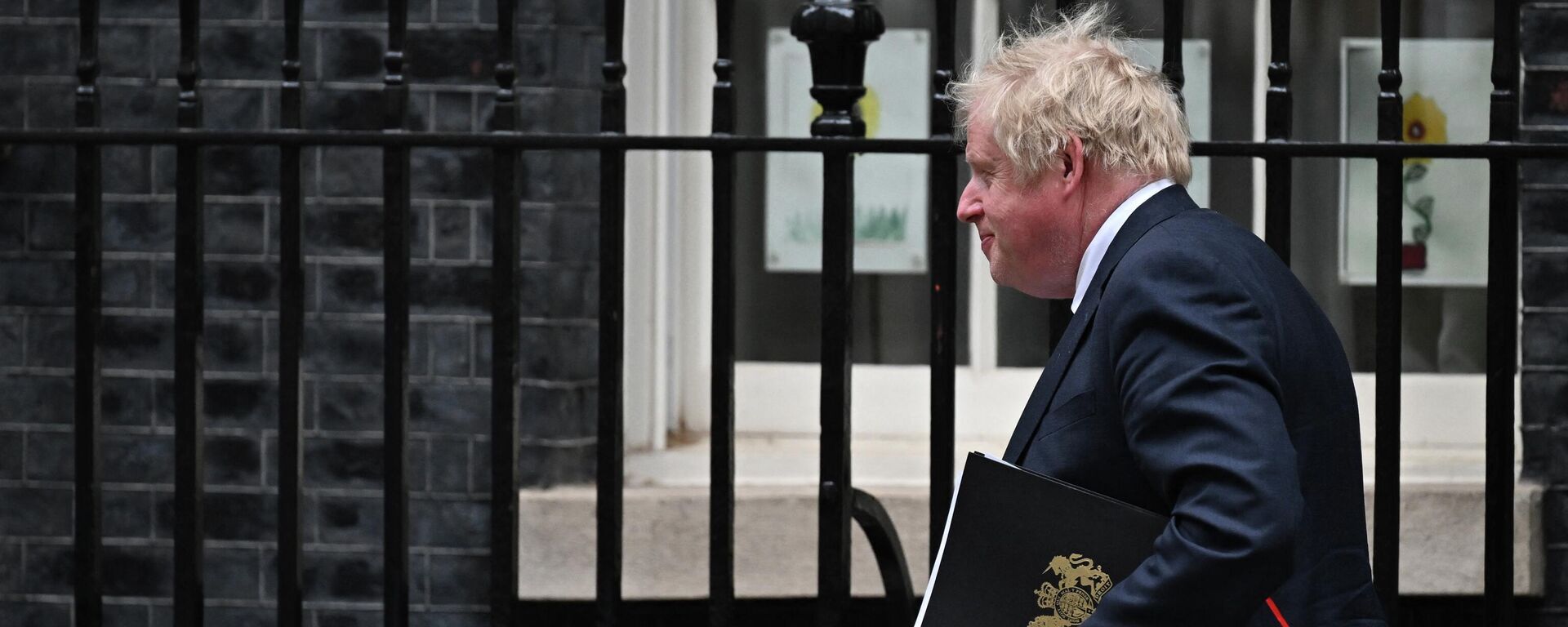 Britain's Prime Minister Boris Johnson leaves the 10 Downing Street, in London, on April 19, 2022, to give a statement at the House of Commons - Sputnik International, 1920, 25.04.2022