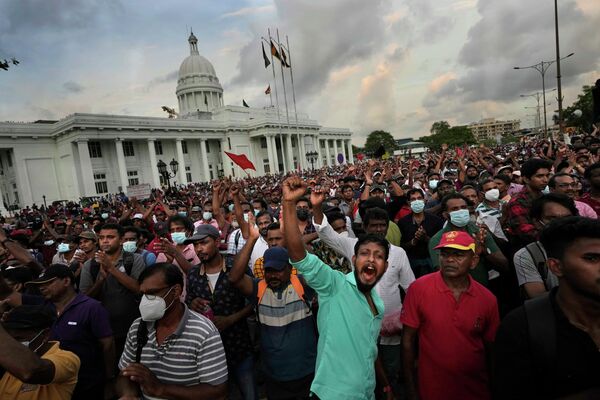 Члены оппозиционной политической партии Шри-Ланки Национальная народная власть выкрикивают антиправительственные лозунги во время митинга протеста в Коломбо - Sputnik International