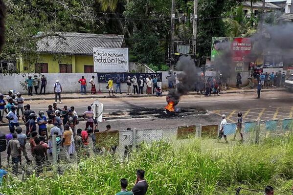 Протестующие блокируют дорогу в Рамбуккане, Шри-Ланка - Sputnik International