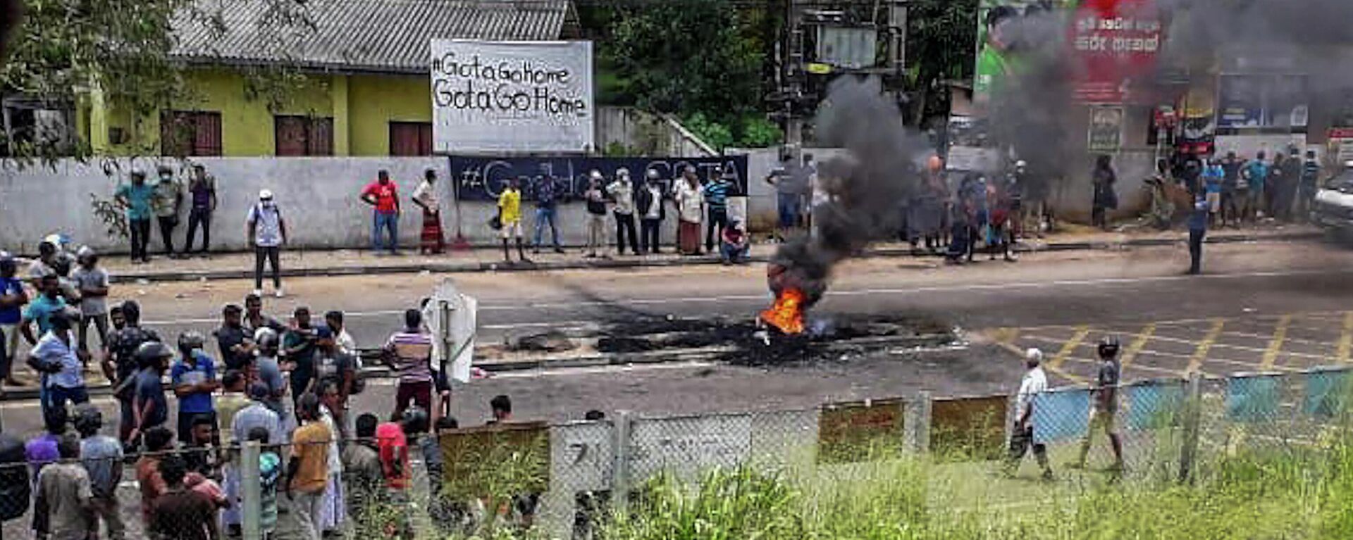 Протестующие блокируют дорогу в Рамбуккане, Шри-Ланка - Sputnik International, 1920, 09.05.2022
