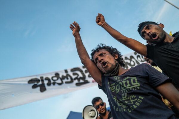 Протестующие выкрикивают лозунги во время продолжающейся антиправительственной демонстрации возле офиса президента в Коломбо - Sputnik International