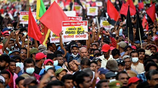 Активисты выкрикивают антиправительственные лозунги во время демонстрации в Коломбо - Sputnik International