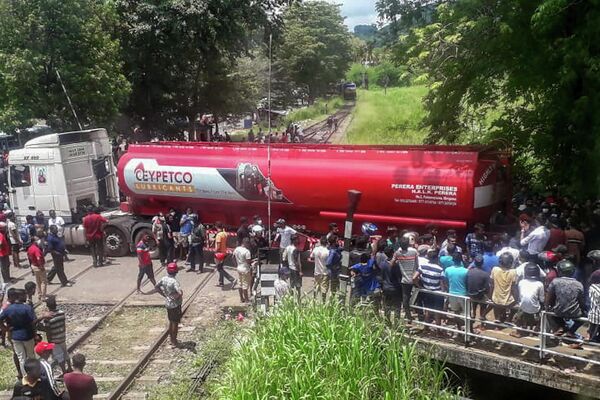 Протестующие блокируют железнодорожную линию в Рамбуккане, Шри-Ланка - Sputnik International