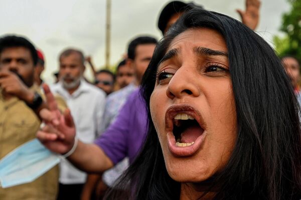 Сторонники партии Джанатха Вимукти Перамуна выкрикивают антиправительственные лозунги во время демонстрации в Коломбо, Шри-Ланка - Sputnik International