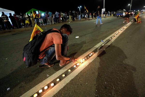 Жители Шри-Ланки зажигают свечи во время бдения, осуждающего стрельбу полиции по протестующим в Рамбуккане - Sputnik International