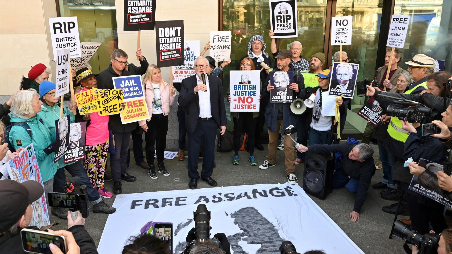 Former leader of Britain's opposition Labour party Jeremy Corbyn addresses supporters of WikiLeaks founder Julian Assange outside Westminster Magistrates court in London on April 20, 2022, where Assange is set to appear pending an extradition request from the US - Sputnik International, 1920, 20.04.2022