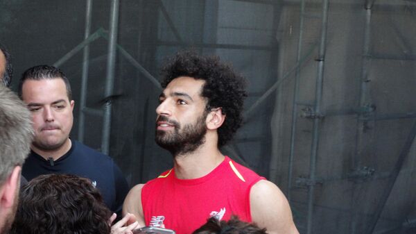 Mohamed Salah signs autographs for fans in Charlotte, NC. - Sputnik International