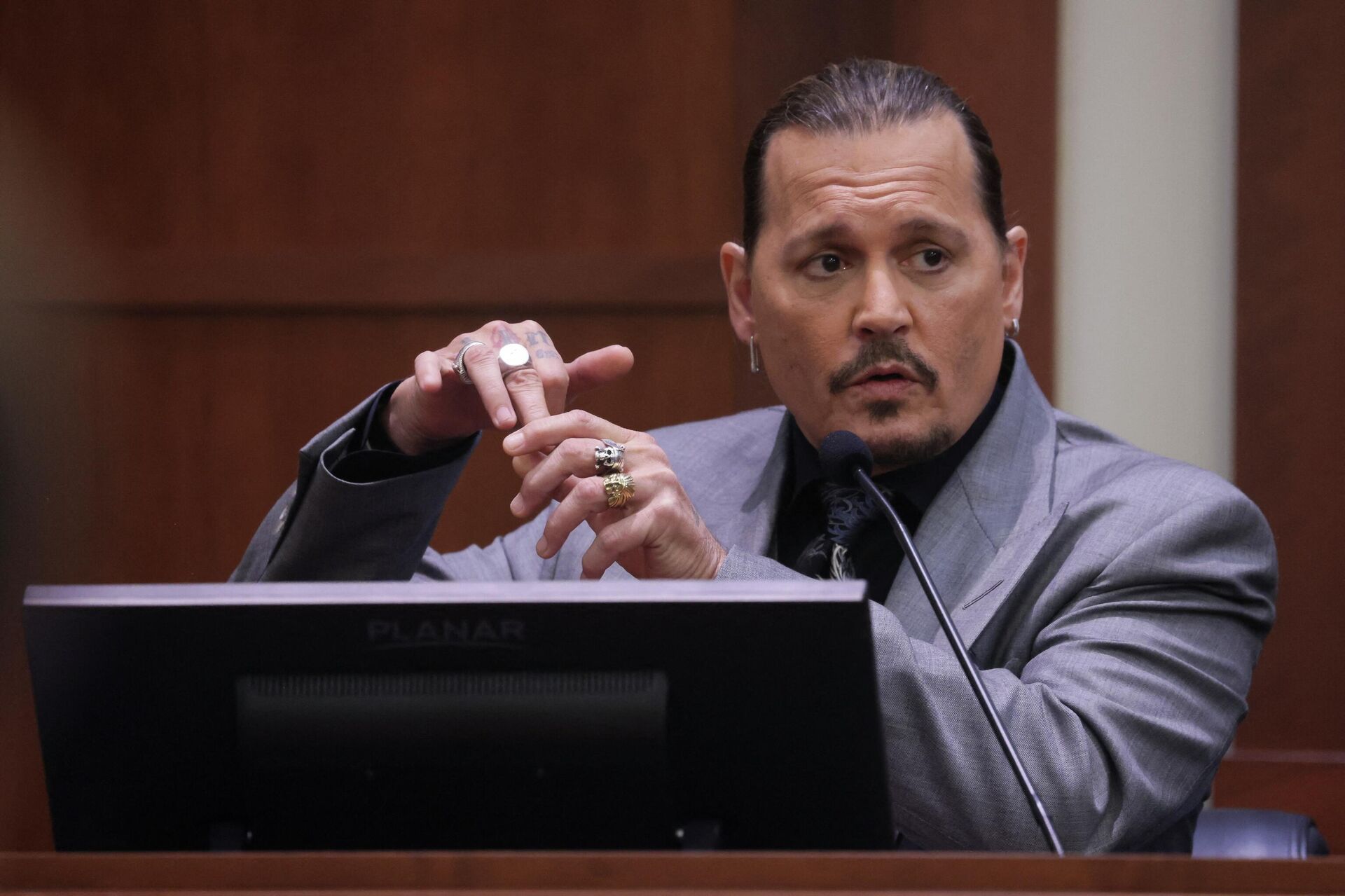 Actor Johnny Depp displays the middle finger of his hand, injured while he and his ex-wife Amber Heard were in Australia in 2015, as he testifies during his defamation trial against Heard at the Fairfax County Circuit Courthouse in Fairfax, Virginia, April 20, 2022 - Sputnik International, 1920, 27.04.2022