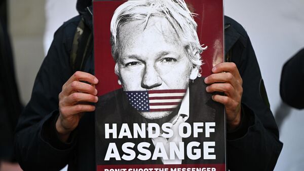Supporters and activists hold placards outside Westminster Magistrates court in London on April 20, 2022, calling for WikiLeaks founder Julian Assange, who is currently in custody pending an extradition request from the US, to be freed - Sputnik International