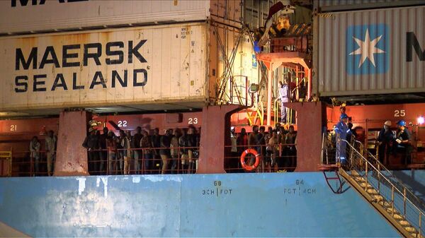 In this video grab made on June 26, 2018 from an AFP video, rescued migrants are seen waiting to disembark from the Danish container ship, the Alexander Maersk, at the port of Sicilian port of Pozzallo. - A Danish cargo ship owned by Maersk, the world's leading container shipping company, with 108 migrants on board was allowed to dock at the southern Sicilian port of Pozzallo Monday, after waiting offshore for three days for instructions from the Italian authorities. (Photo by Alessio TRICANI / AFP) - Sputnik International