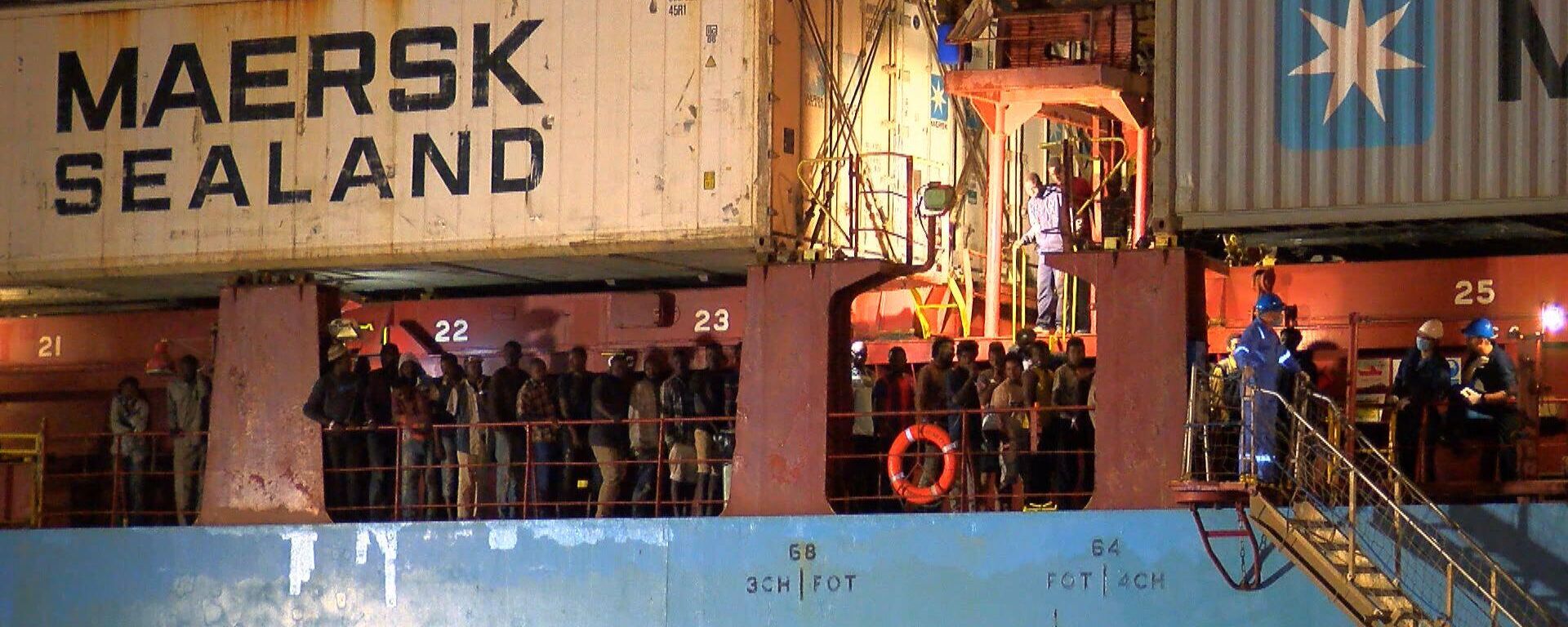 In this video grab made on June 26, 2018 from an AFP video, rescued migrants are seen waiting to disembark from the Danish container ship, the Alexander Maersk, at the port of Sicilian port of Pozzallo. - A Danish cargo ship owned by Maersk, the world's leading container shipping company, with 108 migrants on board was allowed to dock at the southern Sicilian port of Pozzallo Monday, after waiting offshore for three days for instructions from the Italian authorities. (Photo by Alessio TRICANI / AFP) - Sputnik International, 1920, 20.04.2022