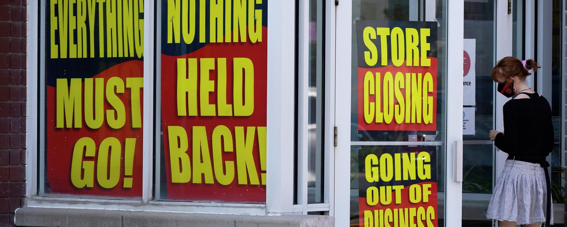 Store closing signs are shown on a Stein Mart store Sunday, Aug. 30, 2020, in Salt Lake City. - Sputnik International, 1920, 20.04.2022