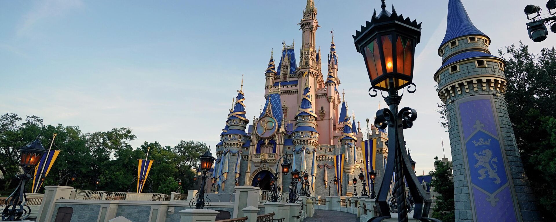 The newly painted Cinderella Castle at the Magic Kingdom at Walt Disney World is seen with the the crest to celebrate the 50th anniversary of the theme park Monday, Aug. 30, 2021, in Lake Buena Vista, Fla - Sputnik International, 1920, 01.09.2022