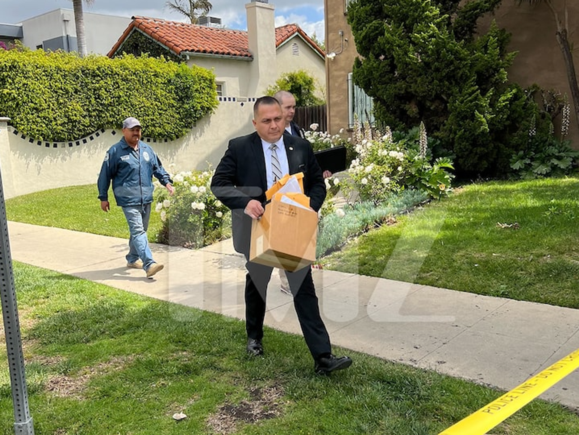 TMZ (20/4/22) | 11:24 AM PT -- Cops just wrapped their search at A$AP Rocky's house, leaving with a box of potential evidence, though it's unclear what was inside. - Sputnik International, 1920, 20.04.2022