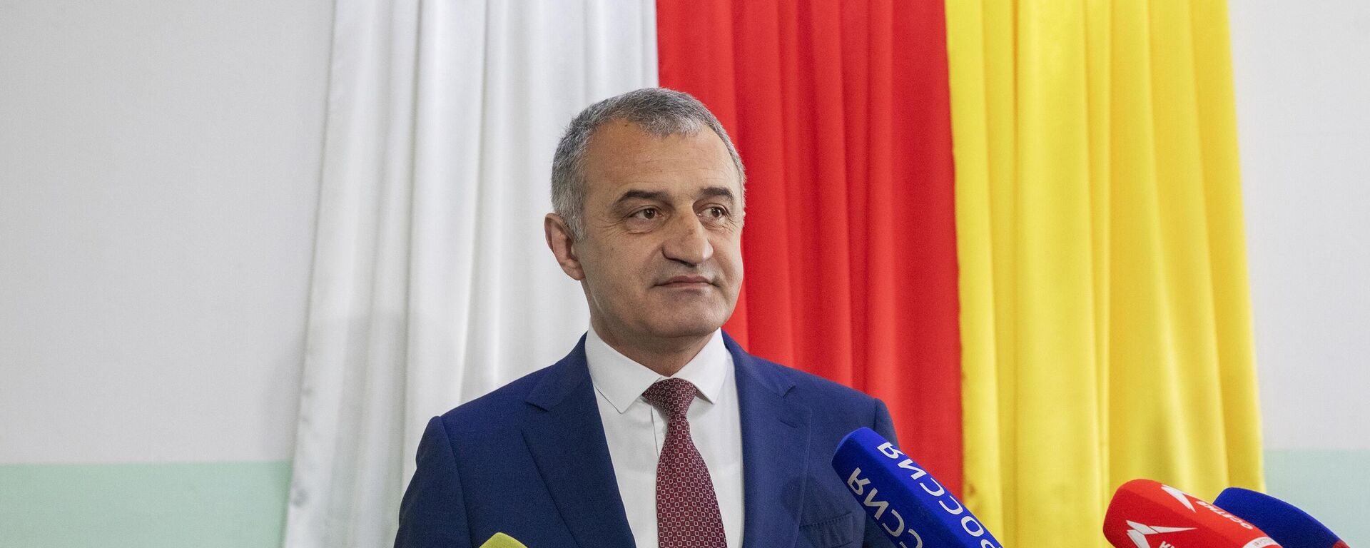 Acting President of South Ossetia Anatoly Bibilov during a press approach at polling station No. 17 at the Sports Palace in Tskhinvali. - Sputnik International, 1920, 21.04.2022