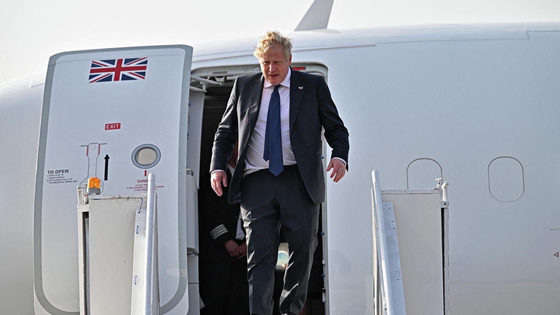 Britain's Prime Minister Boris Johnson disembarks from a plane upon his arrival at the airport in Ahmedabad on April 21, 2022 - Sputnik International, 1920, 22.04.2022