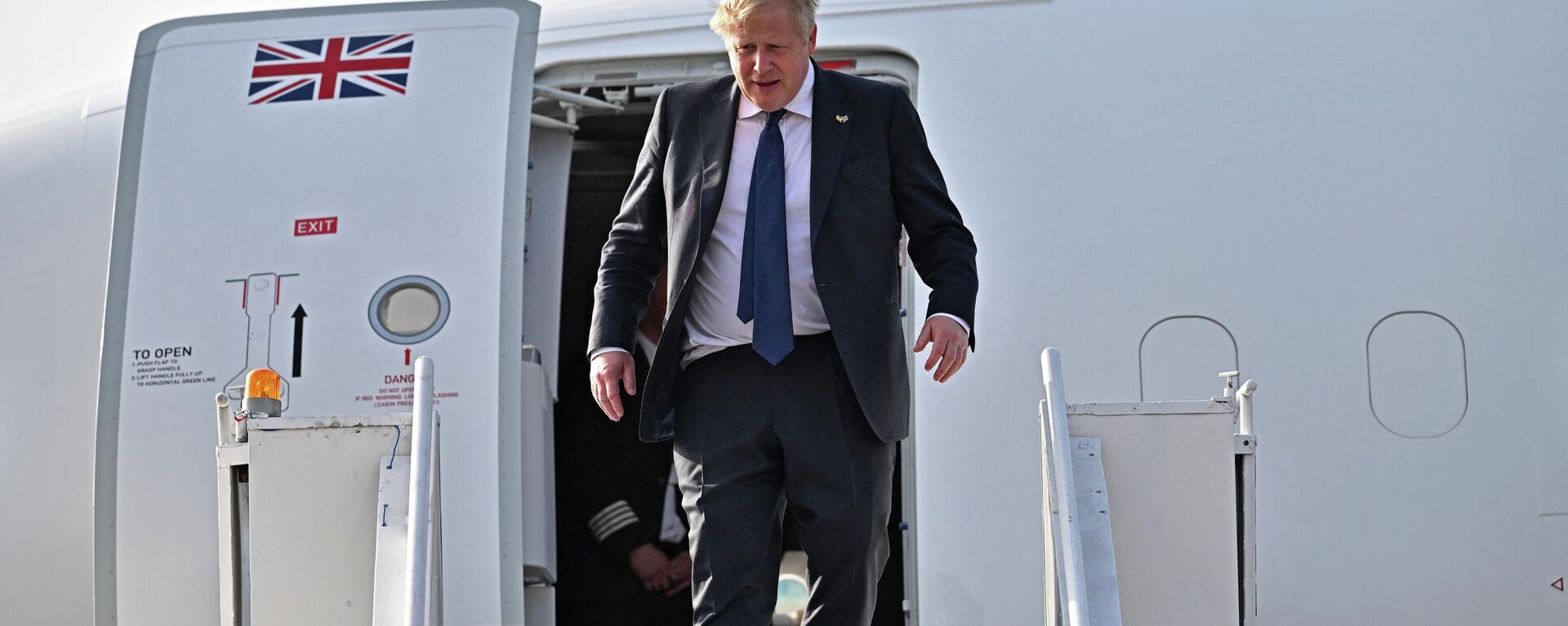 Britain's Prime Minister Boris Johnson disembarks from a plane upon his arrival at the airport in Ahmedabad on April 21, 2022 - Sputnik International, 1920, 22.04.2022