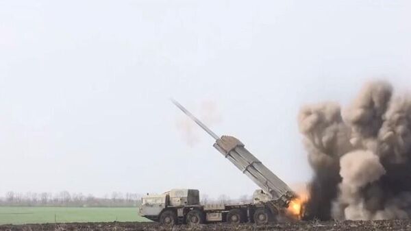A Smerch multiple-rocket launcher (MRL) firing on the targets of the Ukrainian forces. - Sputnik International