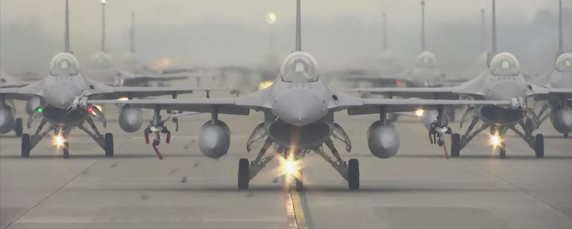 In this image taken from video, Taiwanese Air Force F-16V fighter jets taxi along a runway during a drill in Chiayi in southwestern Taiwan, Wednesday, Jan. 5, 2022. Taiwan's Air Force pilots drilled on Wednesday to simulate an interception of Chinese aircraft into Taiwan's air defense identification zone. (AP Photo) - Sputnik International, 1920, 24.08.2024