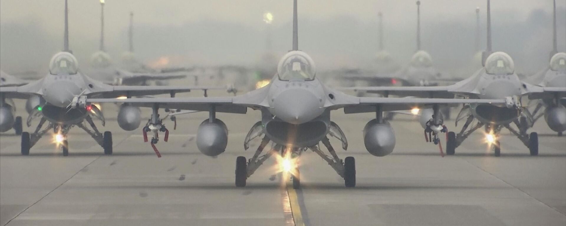 In this image taken from video, Taiwanese Air Force F-16V fighter jets taxi along a runway during a drill in Chiayi in southwestern Taiwan, Wednesday, Jan. 5, 2022. Taiwan's Air Force pilots drilled on Wednesday to simulate an interception of Chinese aircraft into Taiwan's air defense identification zone. (AP Photo) - Sputnik International, 1920, 31.08.2023