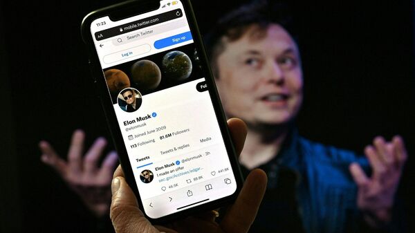 In this photo illustration, a phone screen displays the Twitter account of Elon Musk with a photo of him shown in the background, on April 14, 2022, in Washington, DC - Sputnik International