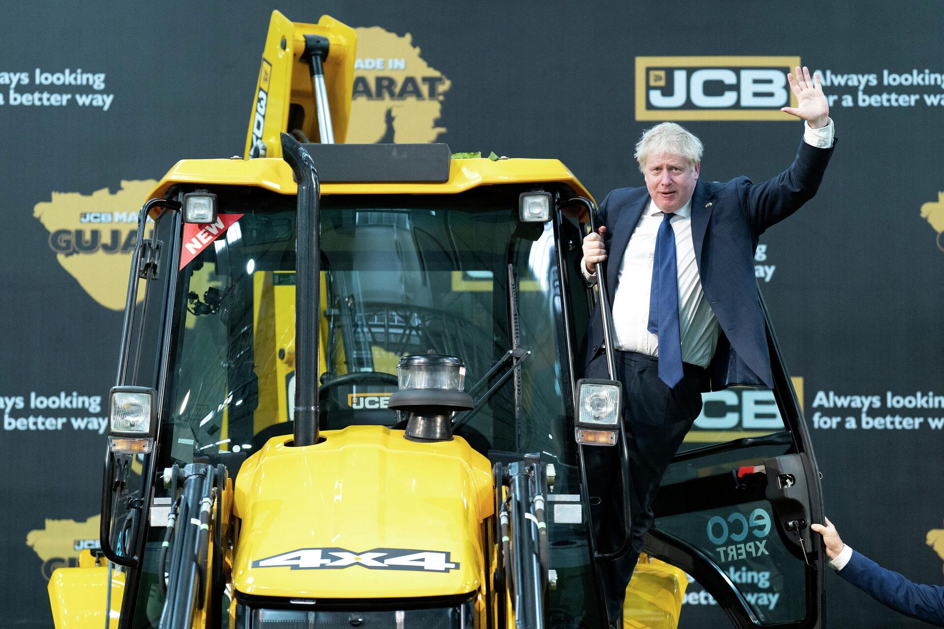 Britain's Prime Minister Boris Johnson waves from an excavator during his visit at the JCB factory in Vadodara on April 21, 2022.  - Sputnik International, 1920, 19.05.2022