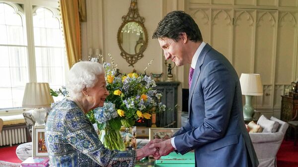 Britain's Queen Elizabeth II (L) shakes hands with Canadian Prime Minister Justin Trudeau as they meet for an audience at the Windsor Castle, Berkshire, on March 7, 2022. - Sputnik International
