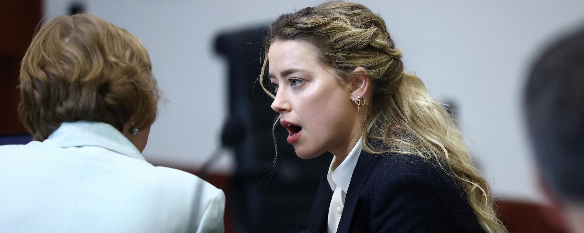Actress Amber Heard speaks to her attorney during the defamation trial against her at the Fairfax County Circuit Courthouse in Fairfax, Virginia, April 21, 2022 - Sputnik International, 1920, 02.05.2022