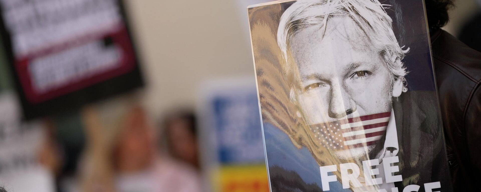 Wikileaks founder Julian Assange supporters hold placards as they gather outside Westminster Magistrates court In London, Wednesday, April 20, 2022. - Sputnik International, 1920, 04.07.2022