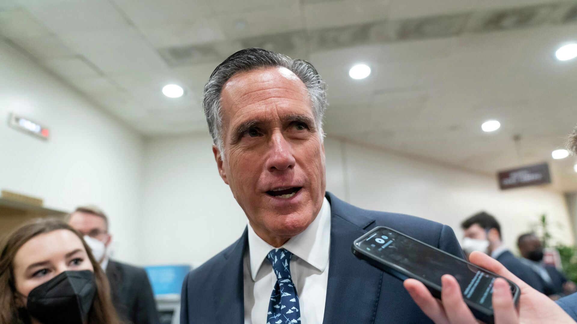 Sen. Mitt Romney, R-Utah, talks to reporters during votes, at the Capitol in Washington, Tuesday, Feb. 15, 2022.  - Sputnik International, 1920, 21.04.2022