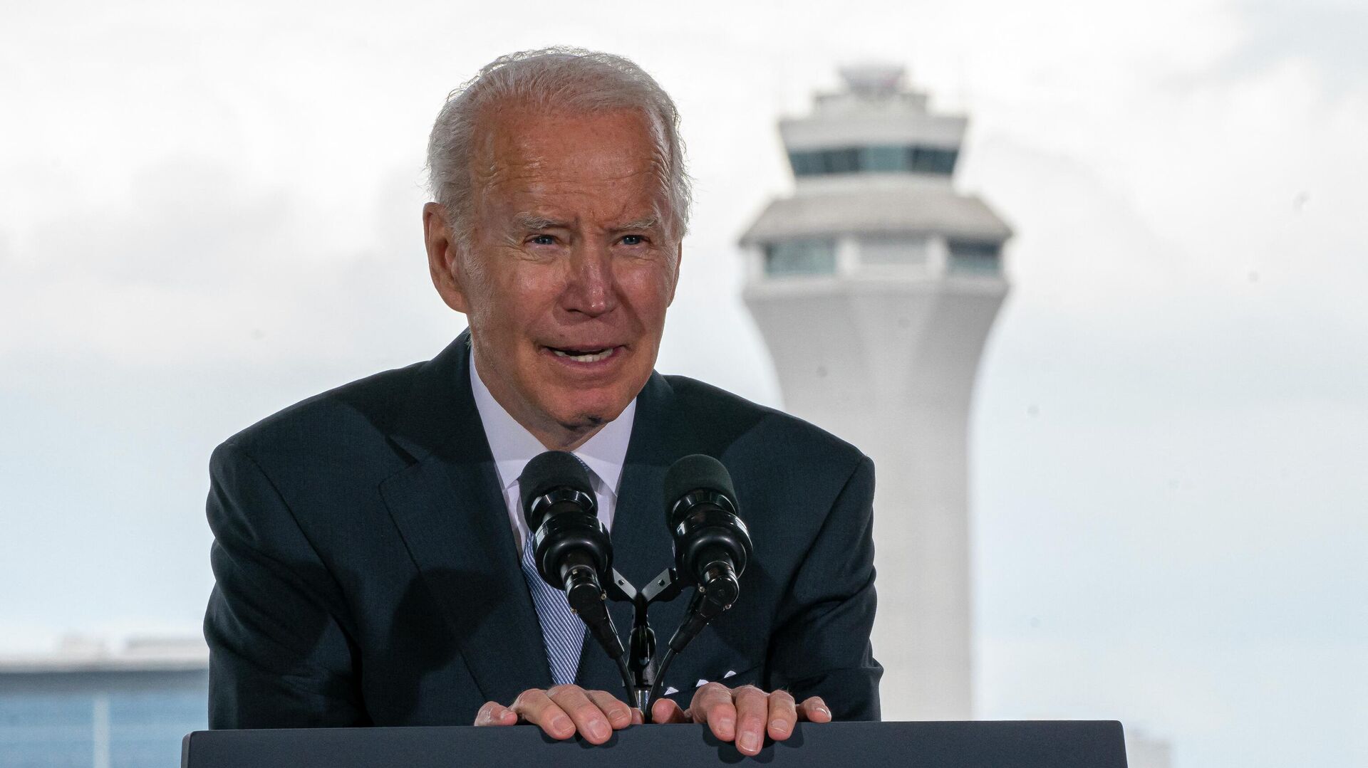 U.S. President Joe Biden delivers remarks on infrastructure at the Portland Air National Guard Base on April 21, 2022 in Portland, Oregon - Sputnik International, 1920, 18.05.2022