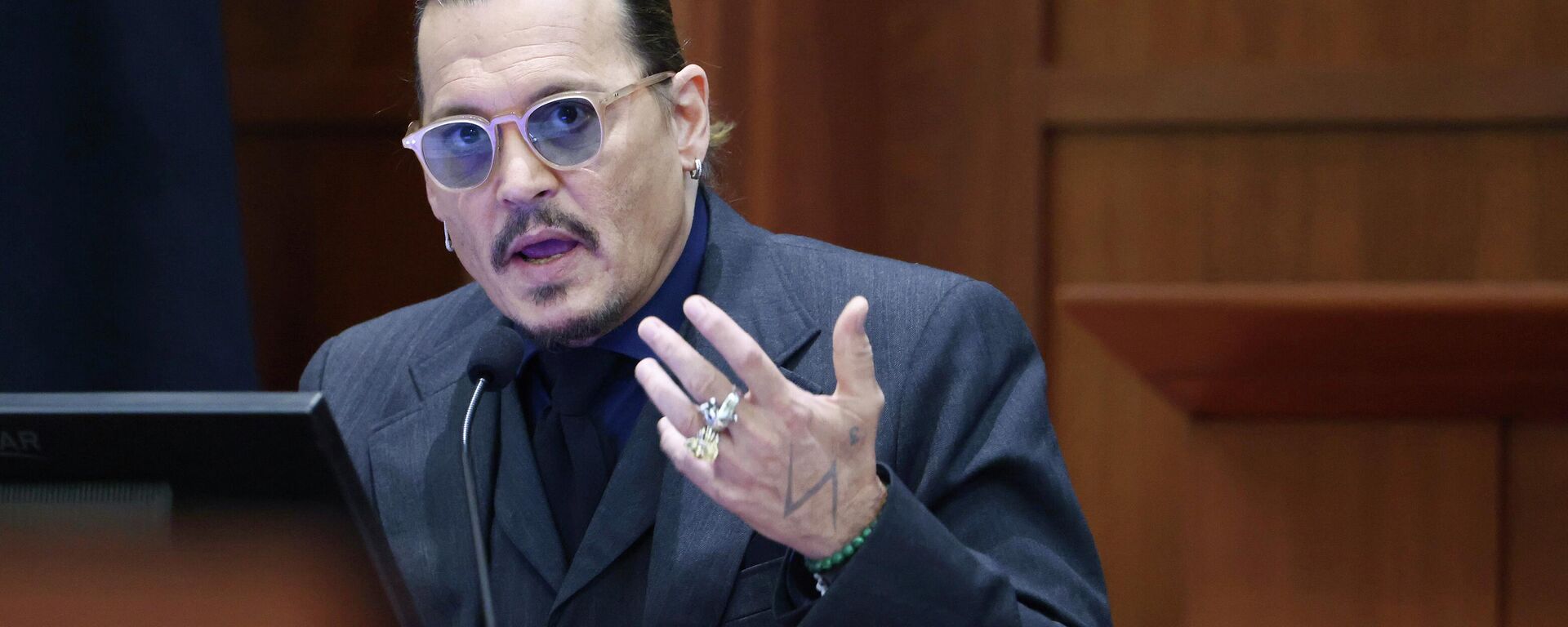 Actor Johnny Depp testifies in the courtroom at the Fairfax County Circuit Court in Fairfax, Va., Thursday, April 21, 2022 - Sputnik International, 1920, 22.04.2022