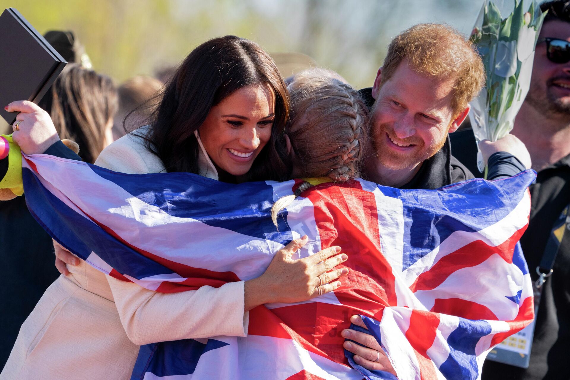 Prince Harry and Meghan Markle, Duke and Duchess of Sussex, hug Lisa Johnston, a former army medic and amputee, who celebrates with her medal at the Invictus Games venue in The Hague, Netherlands, Sunday, April 17, 2022 - Sputnik International, 1920, 25.04.2022