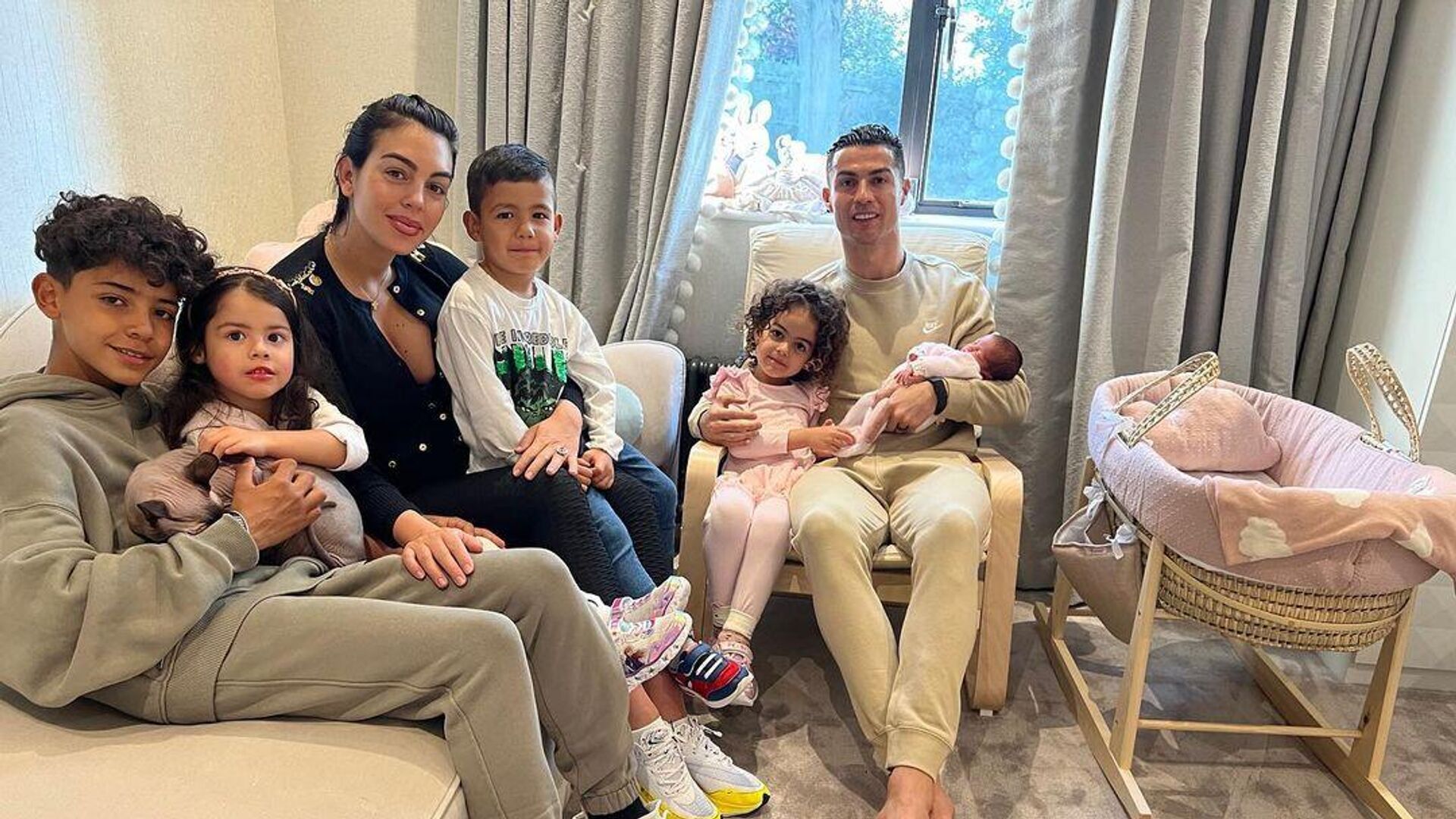 Cristiano Ronaldo and his family - Sputnik International, 1920, 22.04.2022
