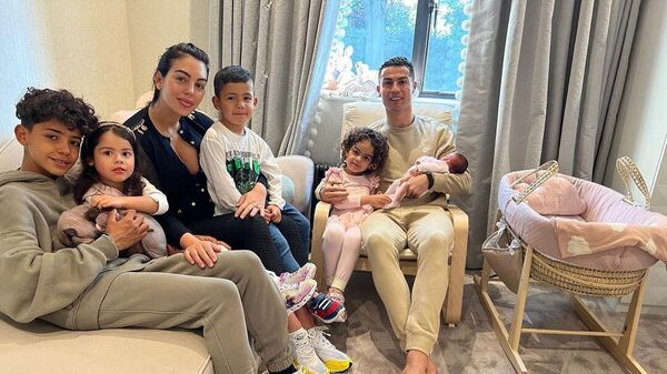 Cristiano Ronaldo and his family - Sputnik International