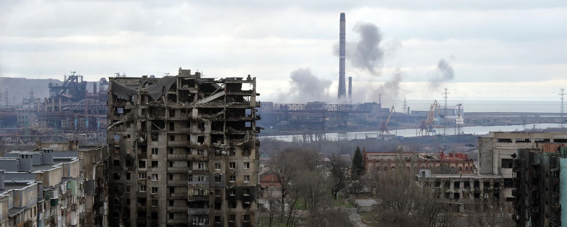 Ruined buildings near the besieged Azovstal steel plant in Mariupol - Sputnik International, 1920, 01.05.2022