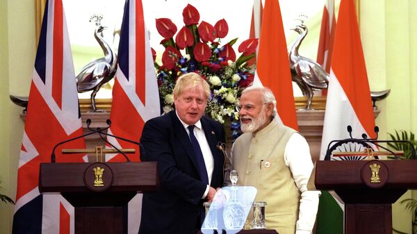 Indian Prime Minister Narendra Modi shakes hand with his British counterpart Boris Johnson after signing of memorandums and making press statements, in New Delhi, Friday, April 22, 2022.  - Sputnik International