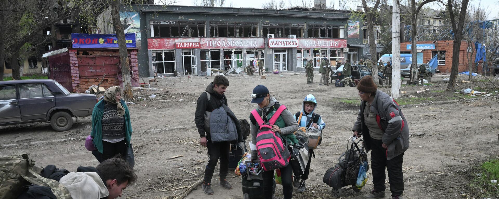 Residents carry their personal belongings as they leave Mariupol, that came under control of the Donetsk People's Republic, DPR. - Sputnik International, 1920, 22.04.2022