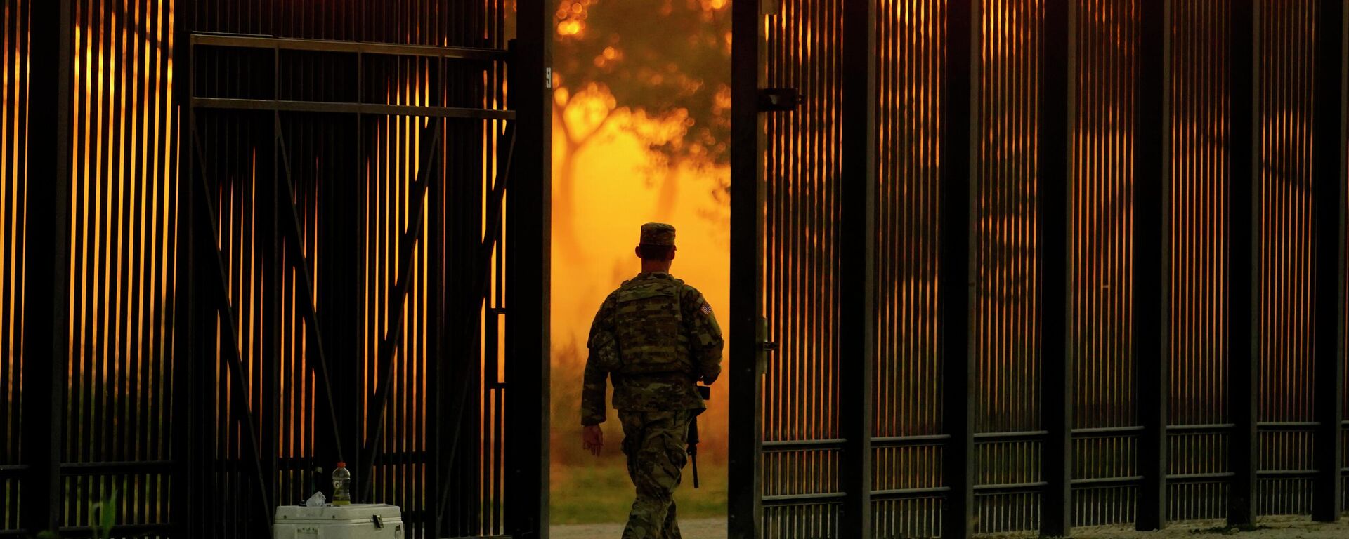 A National Guardsman stands guard at a fence that runs along the Rio Grande near the International bridge, Friday, Sept. 17, 2021, in Del Rio, Texas - Sputnik International, 1920, 16.09.2022
