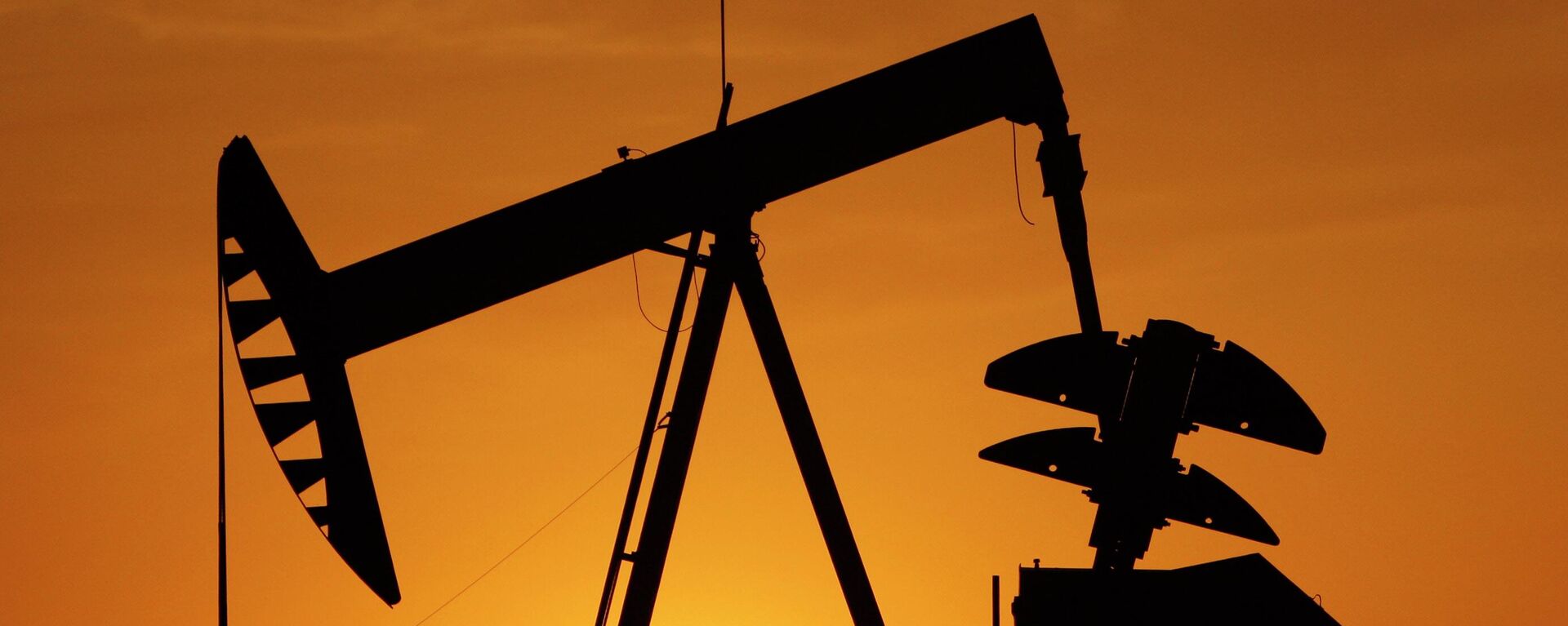 A pump jack is silhouetted against the setting sun in Oklahoma City on March 22, 2012.  - Sputnik International, 1920, 14.05.2022