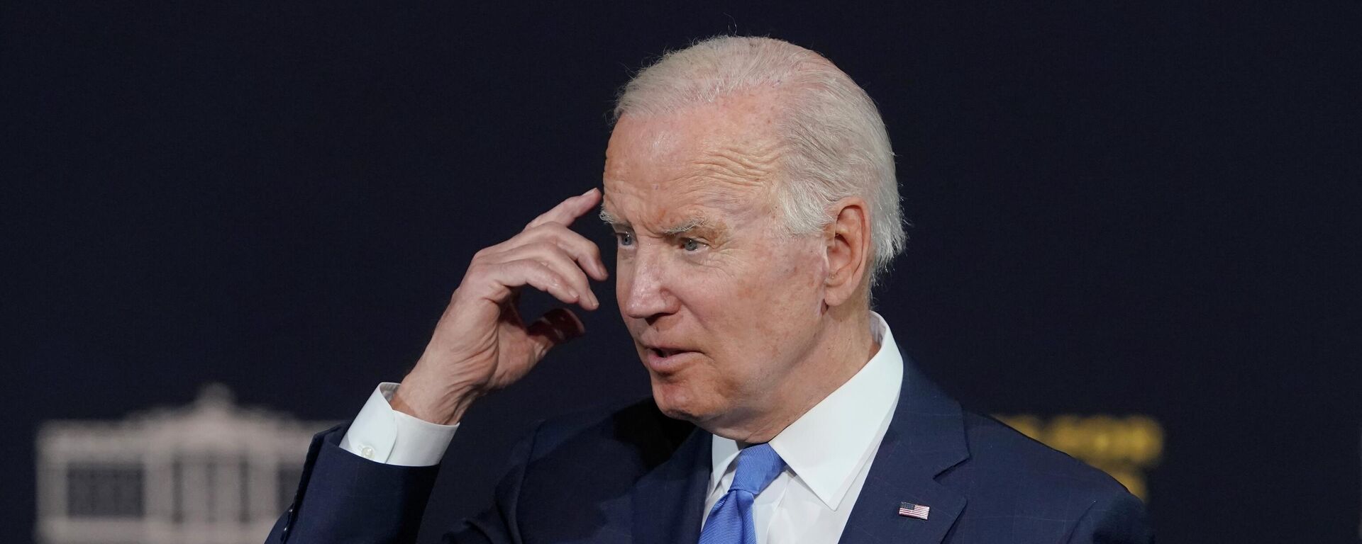 President Joe Biden gestures as he speaks Friday, April 22, 2022, at Green River College in Auburn, Wash., south of Seattle.  - Sputnik International, 1920, 23.04.2022