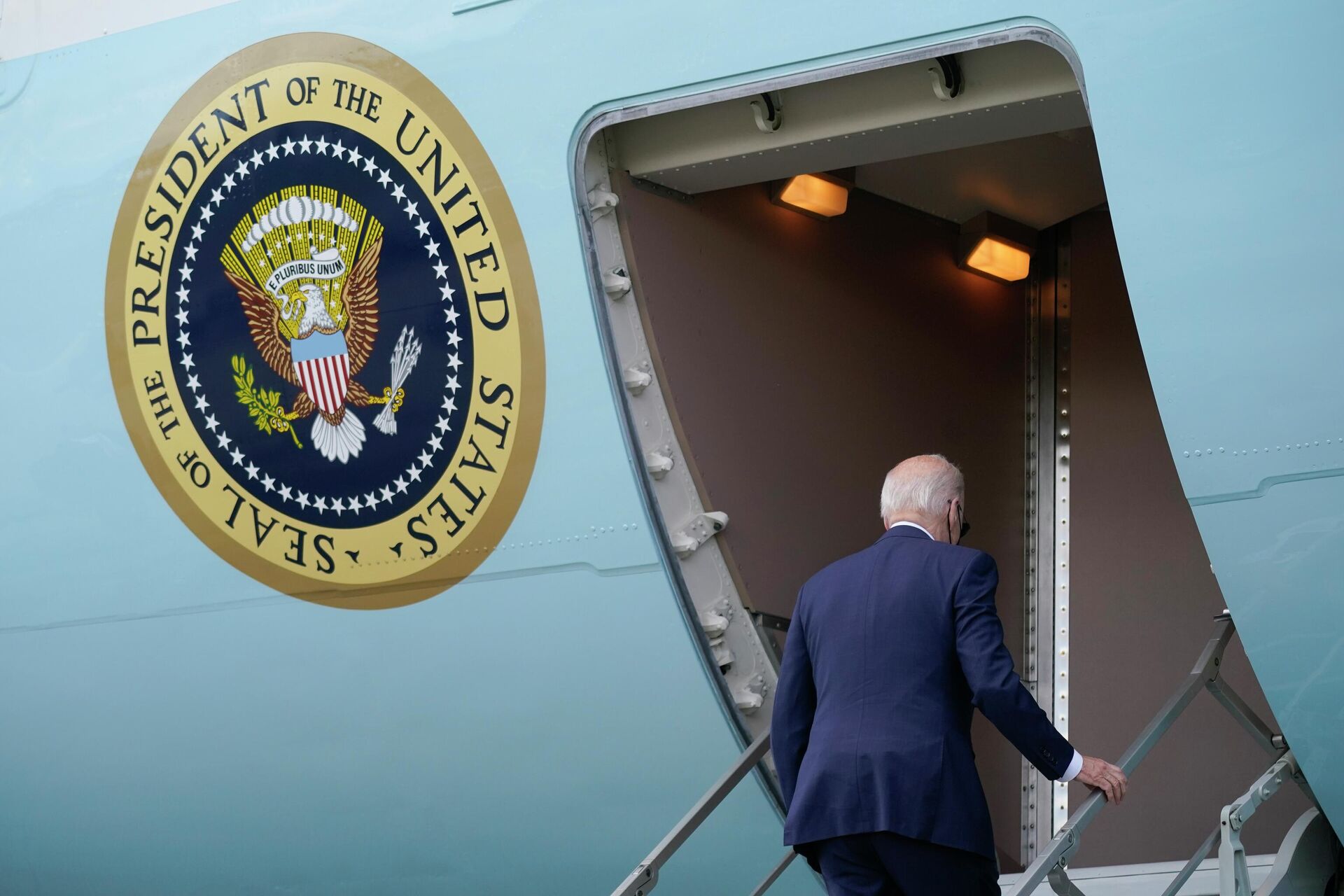 President Joe Biden boards Air Force One at Seattle-Tacoma International Airport, Friday, April 22, 2022, in Seattle. - Sputnik International, 1920, 29.04.2022