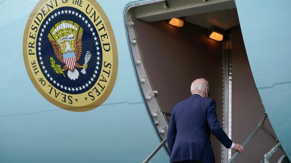 President Joe Biden boards Air Force One at Seattle-Tacoma International Airport, Friday, April 22, 2022, in Seattle. - Sputnik International