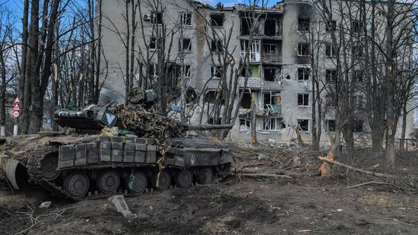 A destroyed Ukrainian tank on the street in the city of Volnovakha. - Sputnik International