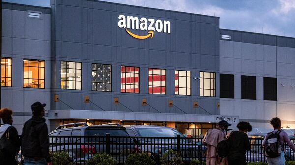 People arrive for work at the Amazon distribution center in the Staten Island borough of New York, on Oct. 25, 2021. - Sputnik International